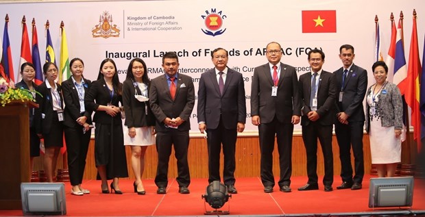 Phó Thủ tướng, Bộ trưởng Ngoại giao và Hợp tác Quốc tế Campuchia Prak Sokhonn chụp ảnh cùng các thành viên ARMAC. (Nguồn ảnh: vietnamplus.vn)
